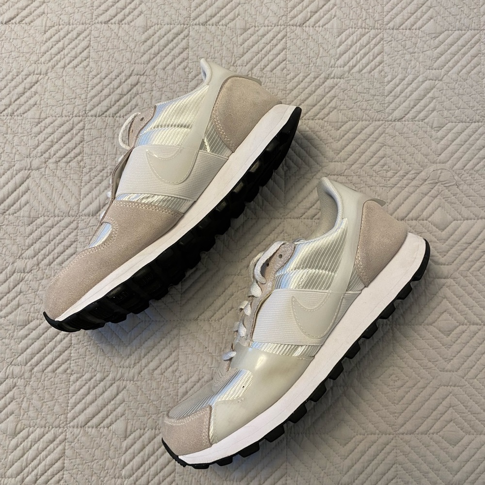 Nike Tennis Shoes - Picture 3 of 10